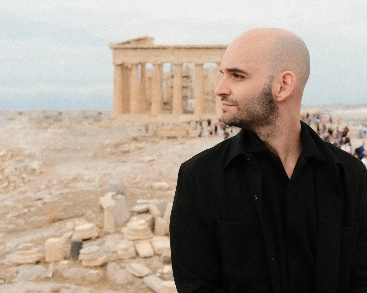 Christos Stavrou vor dem Parthenon auf der Akropolis in Athen