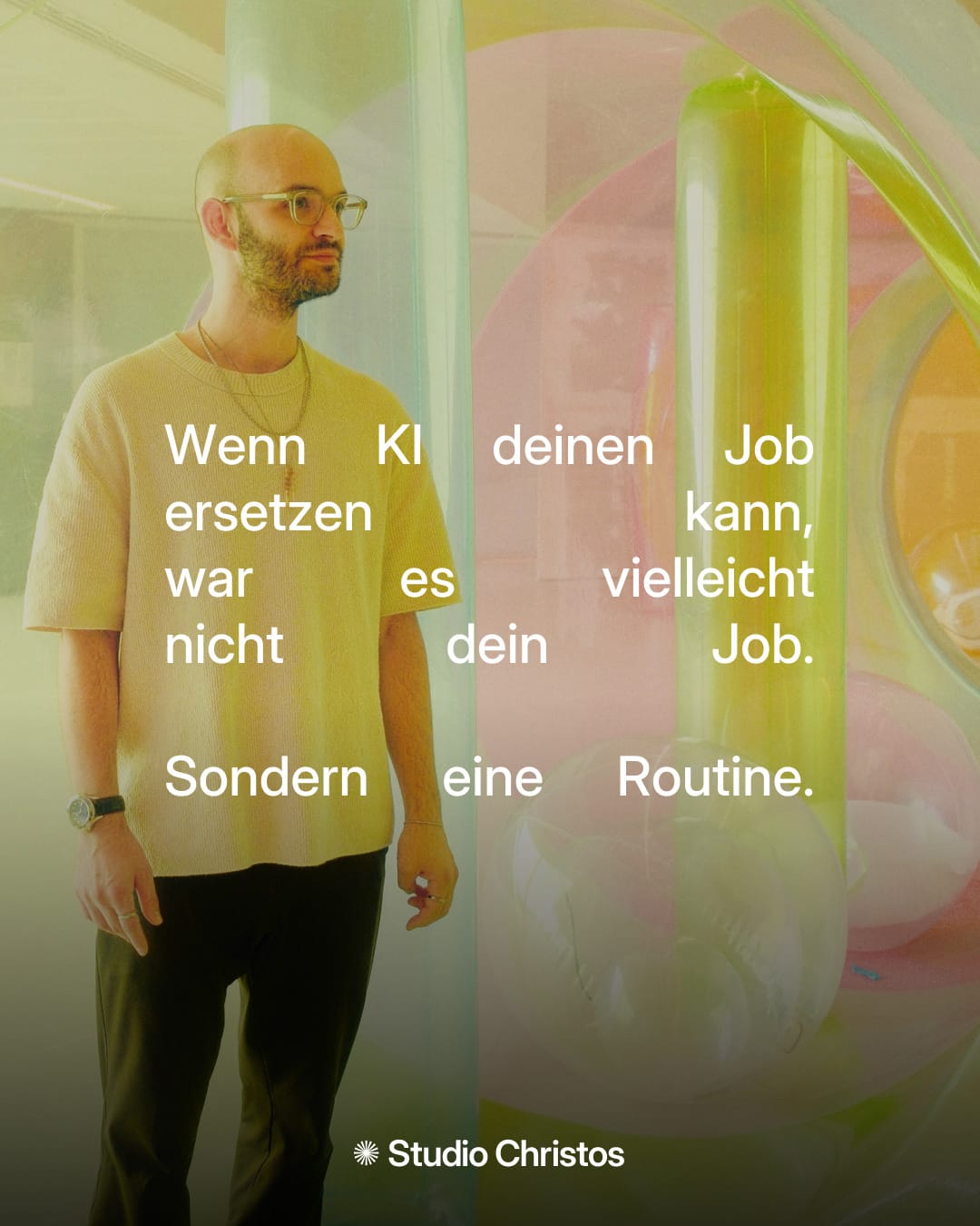 Studio Christos Stavrou mit Zitat: Wenn KI deinen Job ersetzen kann, war es Routine. Fokus auf menschliche Agency.