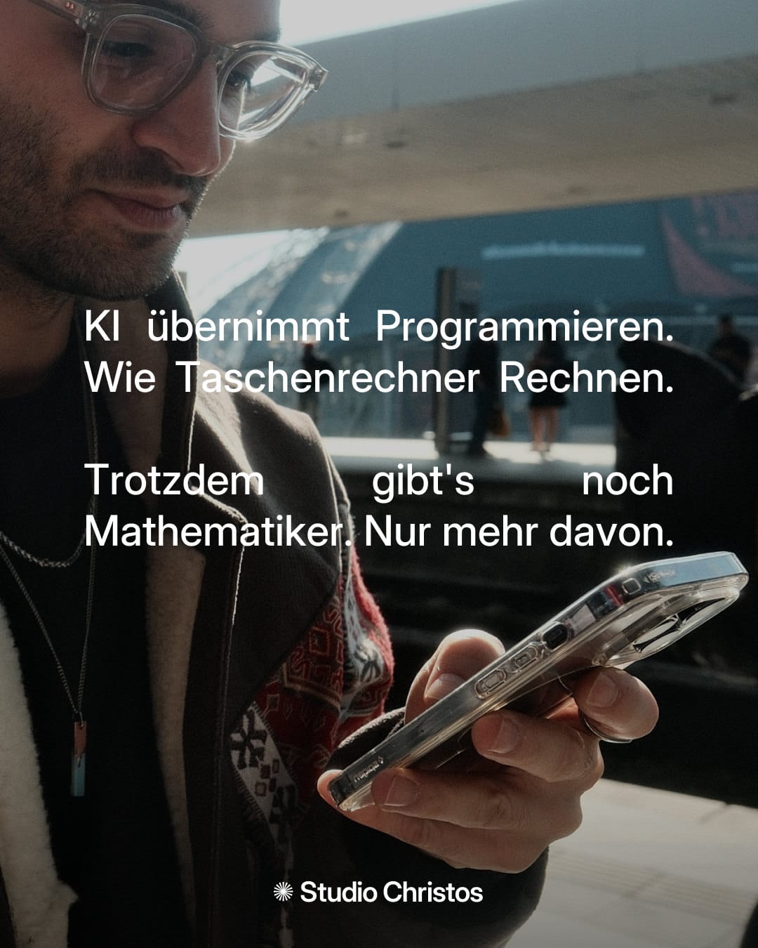 Zitat-Grafik: KI übernimmt Programmieren wie Taschenrechner Rechnen – Trotzdem gibt's noch Mathematiker, nur mehr davon