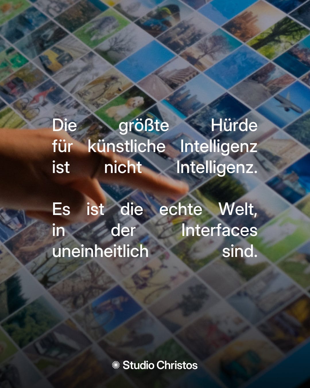 Finger zeigt auf Bild-Grid. Zitat: Die größte Hürde für KI ist die echte Welt, in der Interfaces uneinheitlich sind.