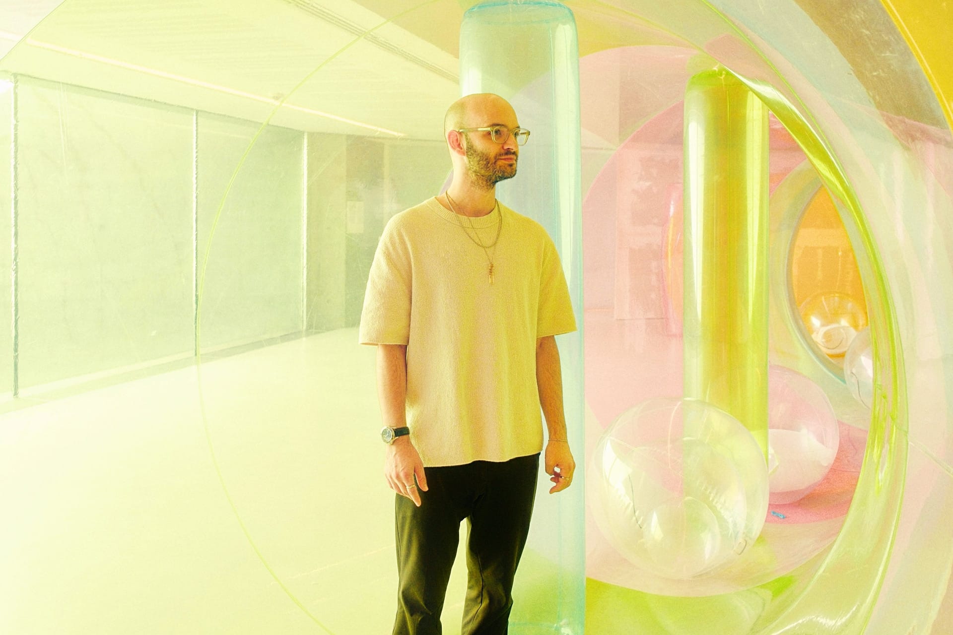 Studio Christos in bunter Kulisse. Symbol für die Transformation durch künstliche Intelligenz im Berufsalltag.