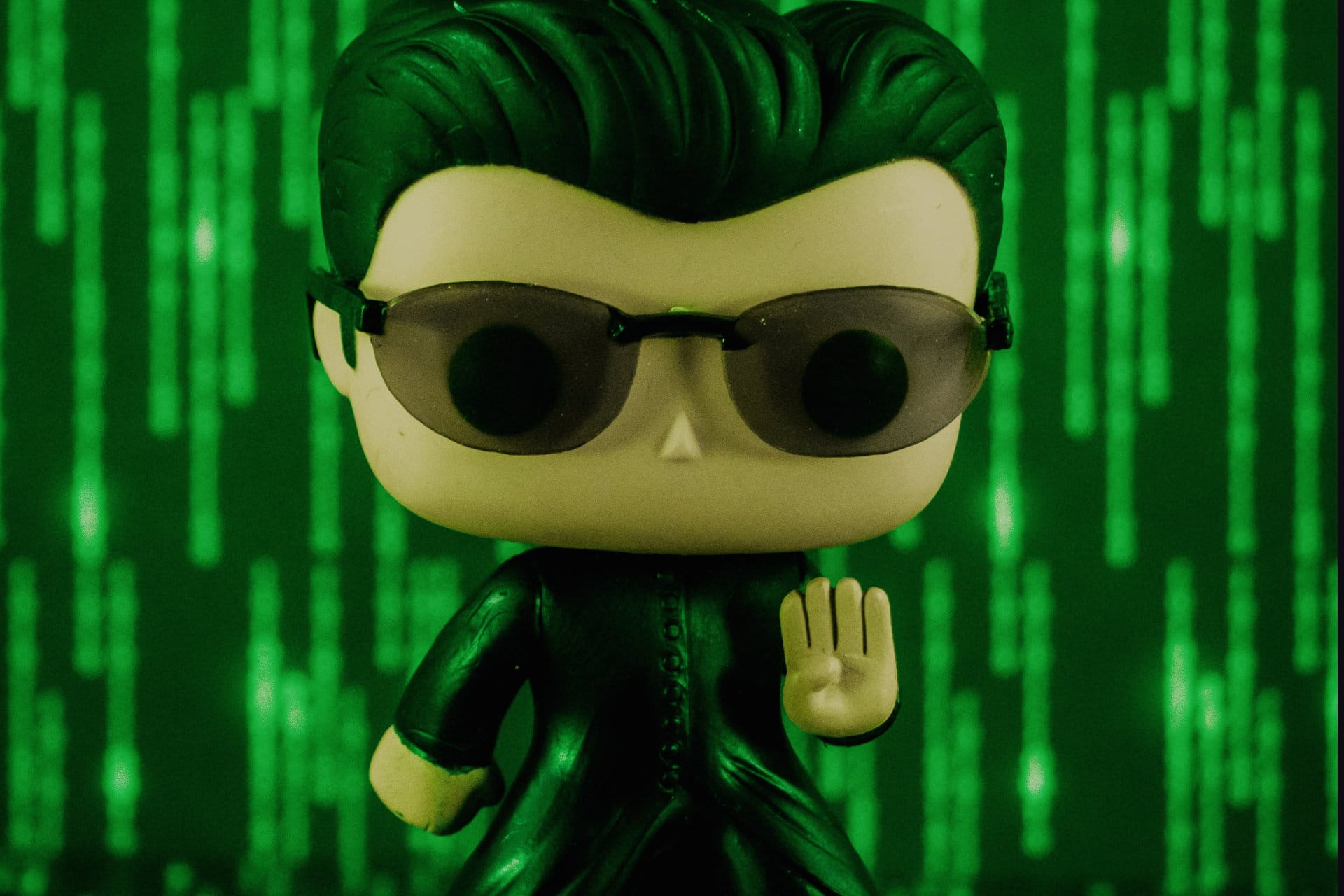 Neo-Figur vor grünem Matrix-Code symbolisiert den kritischen Blick auf OpenClaw-Sicherheitslücken.