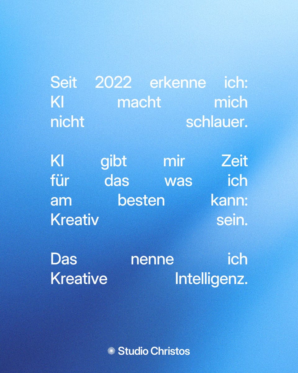 Zitat auf blauem Hintergrund: KI macht nicht schlauer, sondern gibt Zeit, um kreativ zu sein. Das nenne ich Kreative Intelligenz.