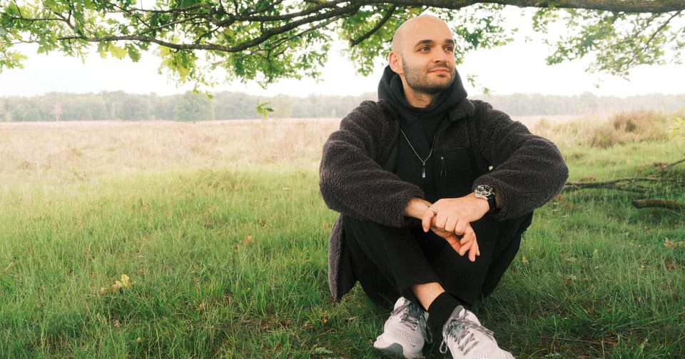 Ehrlicher Moment in der Natur – Christos sitzt entspannt unter einem Baum und reflektiert über Klarheit im Personal Branding.