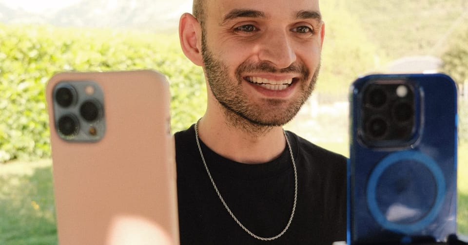 Christos lächelt in Kamera, spricht über „Gute Arbeit spricht nicht für sich“ – Fokus auf Sichtbarkeit statt Perfektion.