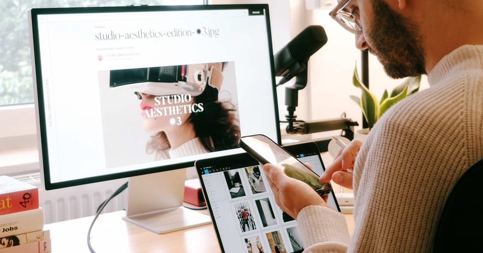 Christos Stavrou erstellt Content an Monitor, Tablet, Smartphone; KI-SEO-Workflow für wenighair und Glatze-Community.