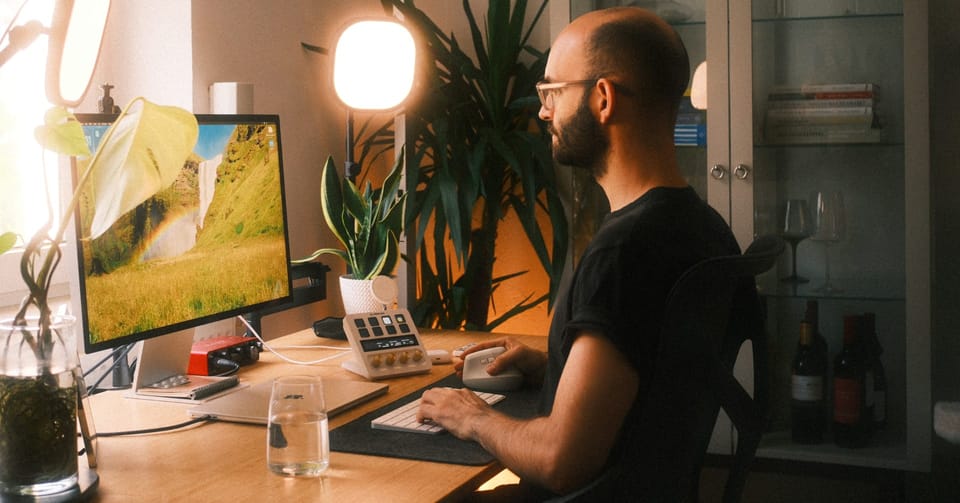 Christos Stavrou arbeitet an seinem Design-Setup - vom UX-Berater zum wenighair-Gründer und KI-Experten